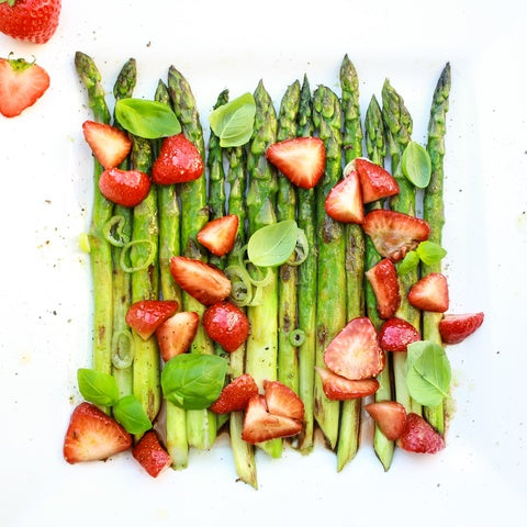 Schneller Spargelsalat mit frischen Erdbeeren